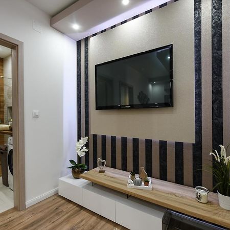 Shine Apartment Zara Esterno foto