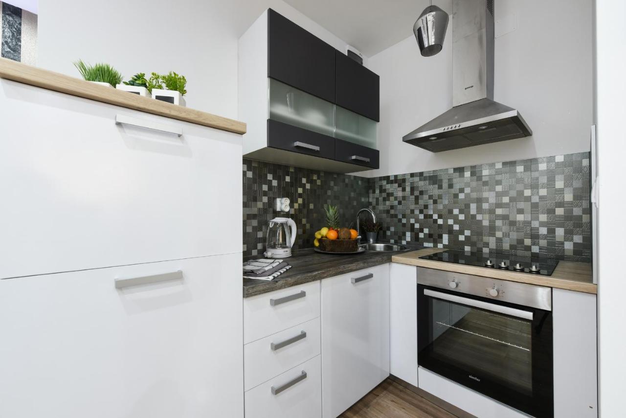 Shine Apartment Zara Esterno foto